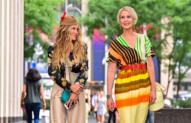 NEW YORK, NEW YORK - JULY 26: Sarah Jessica Parker and Cynthia Nixon are seen on the set of "And Just Like That..." the follow up series to "Sex and the City" in Midtown Manhattan on July 26, 2021 in New York City. (Photo by James Devaney/GC Images ) (Foto: GC Images)