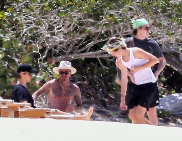 David Beckham curte dia de praia com  filhos  (Foto: The Grosby Group)