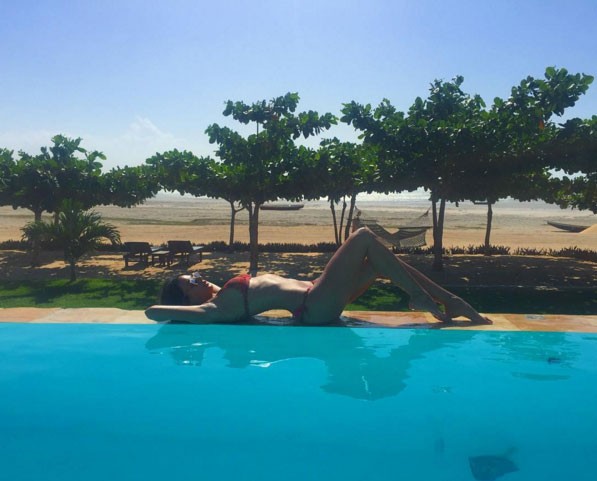 Thaila Ayala posa de biquíni na beira da piscina (Foto: Reprodução/Instagram )