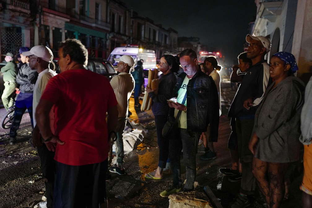 Moradores da região de Havana observam estragos provocados por tornado nesta terça-feira (28)  — Foto: Adalberto Roque / AFP