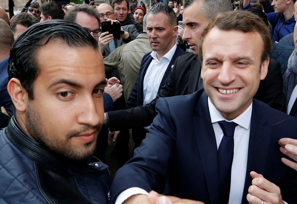 Alexandre Benalla (a esquerda) trabalhou na seguranÃ§a de Emmanuel Macron durante a companha presidencial. Imagem de 5 de maio de 2017  â€” Foto: Regis Duvignau/ Reuters