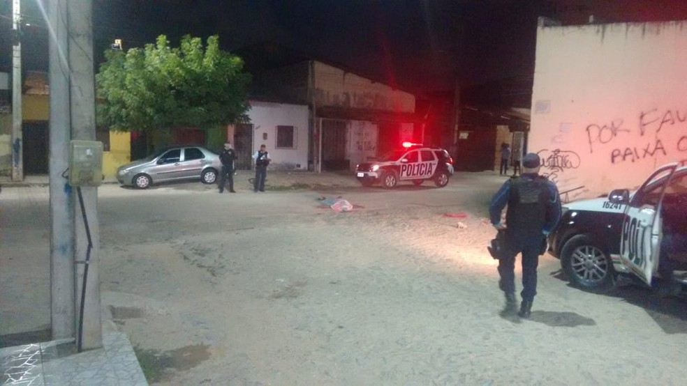 PolÃ­cia investiga morte de homem a pedradas apÃ³s surto no Bairro Barroso, em Fortaleza.  â€” Foto: Ricardo Mota/TVD