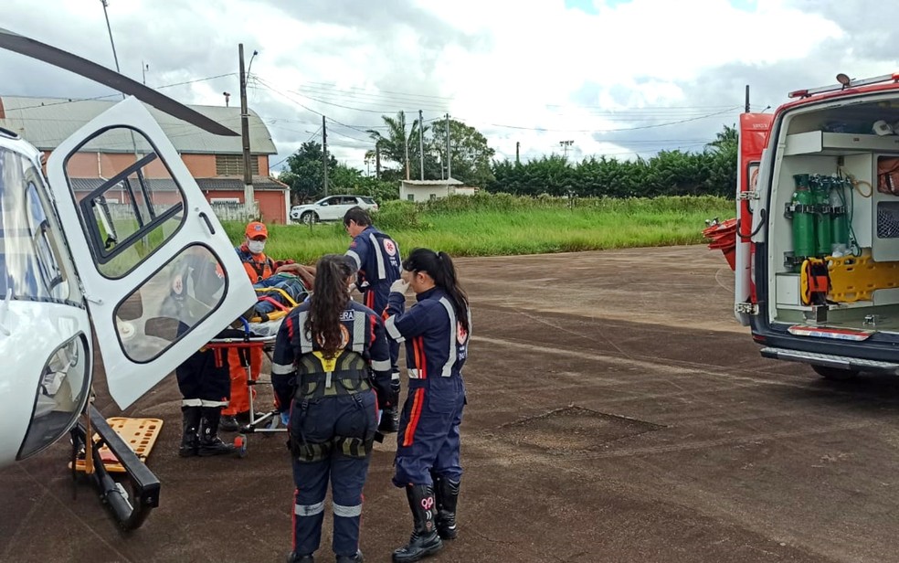 Homem cai de cavalo e é socorrido pelo helicóptero dos bombeiros no distrito de Douradinho, em Machado, MG — Foto: Corpo de Bombeiros