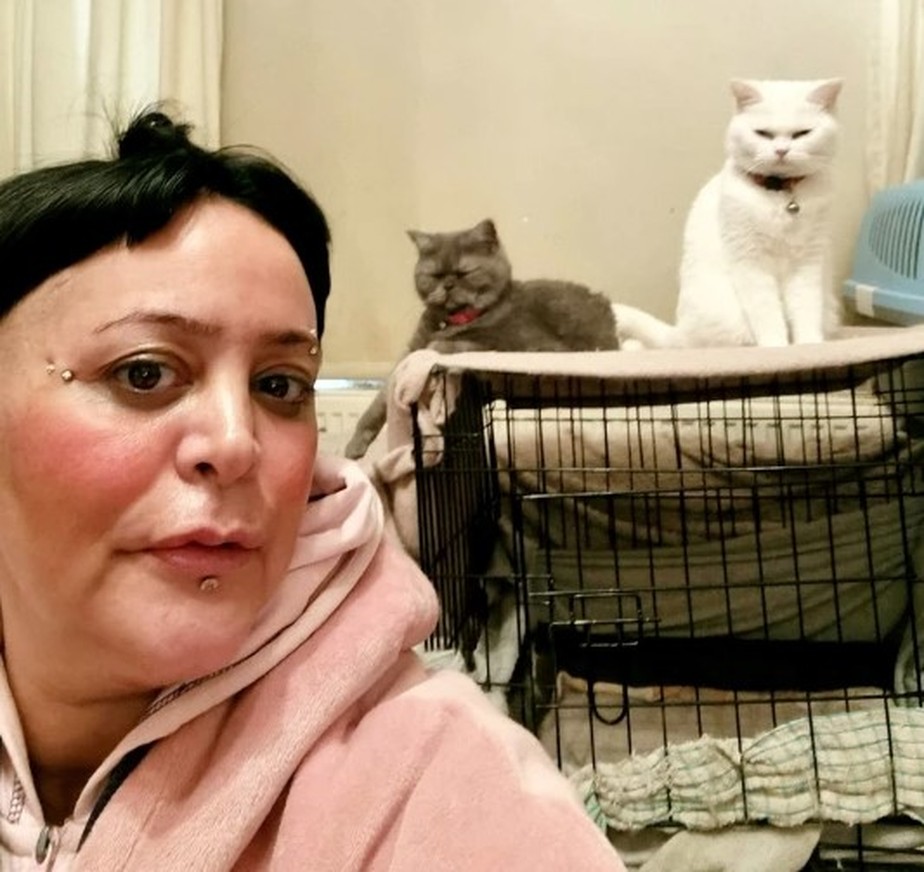 Yasemn Kaptan e dois dos seus seis gatos, em Londres