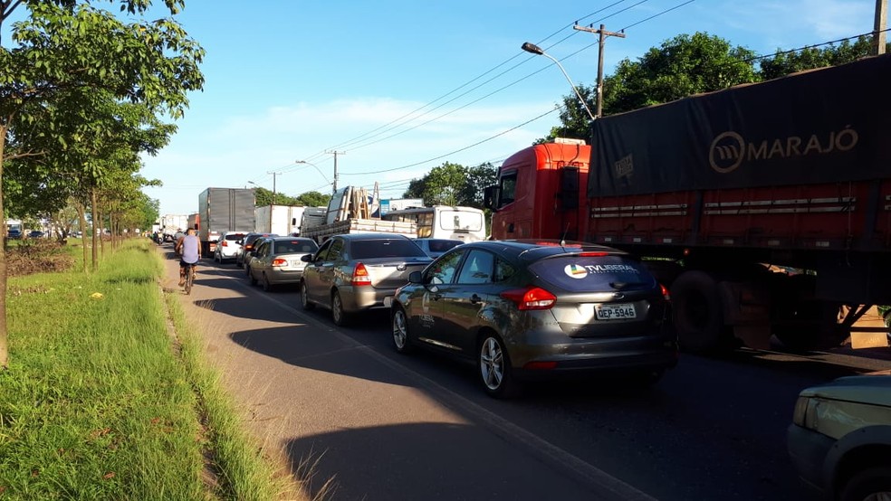 Manifestação de caminhoneiros, na manhã desta segunda-feira (10), provoca longo congestionamento na rodivia BR-316 em Marituba, região metropolitana de Belém — Foto: Priscila Souza/TV Liberal