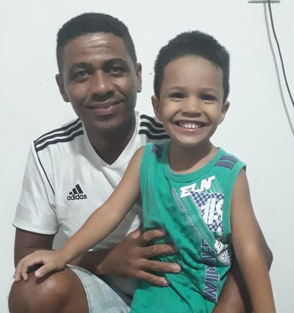 Cleber Michel Alves, com o filho que não viu nascer; morador de Sumaré (SP) ficou três anos e meio preso por um crime que não cometeu — Foto: Arquivo pessoal