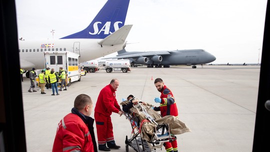 Avião transformado em hospital transporta soldados da Ucrânia feridos na guerra