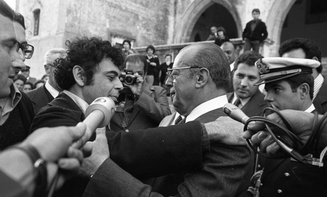 Glauber Rocha e João Figueiredo: abraço durante rápido encontro em Portugal
