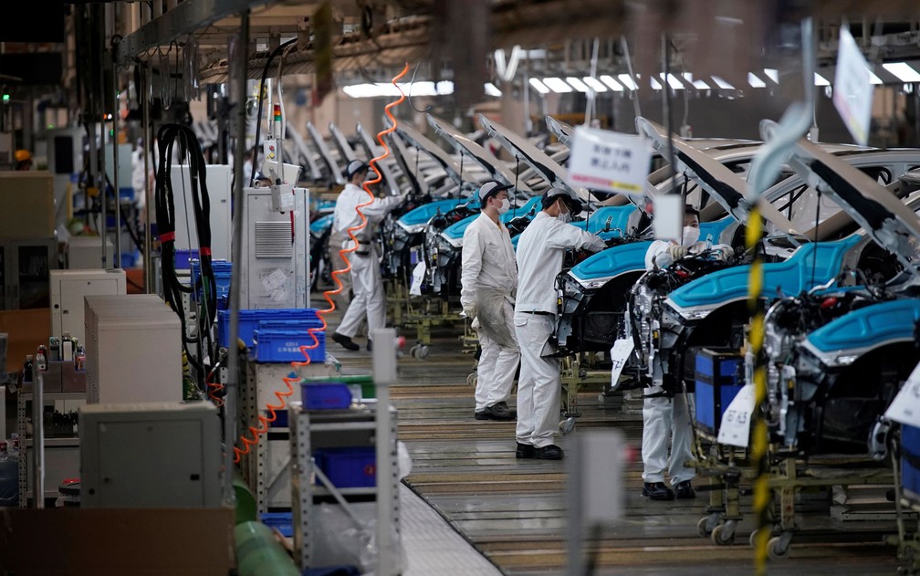 Funcionários trabalham em linha de montagem de fábrica da Dongfeng Honda, em Wuhan, após fim da quarentena na província de Hubei, na China, na quarta-feira (8) — Foto: Reuters/Aly Song 