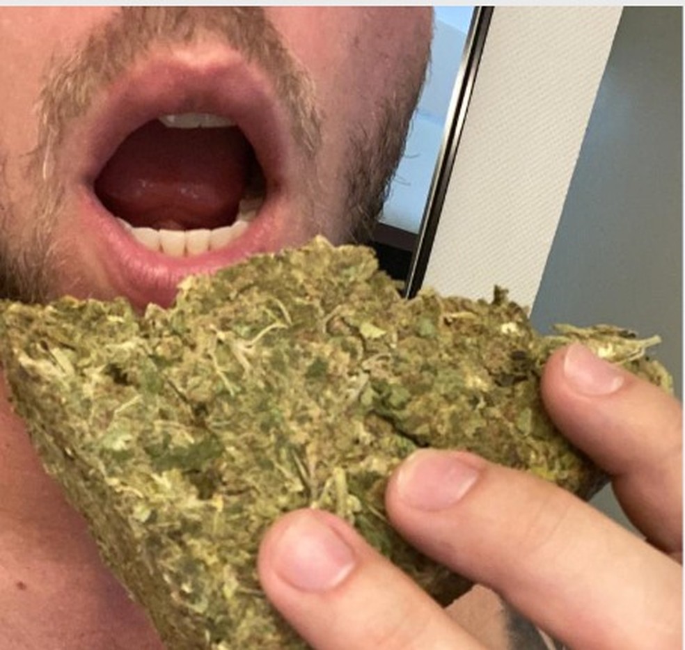 Operação Sniper: suspeito simula estar comendo um pedaço de maconha — Foto: WhatsApp/Reprodução