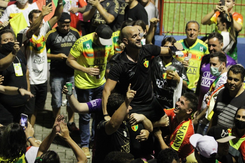 Jerson Testoni é carregado por torcedores do Brusque — Foto: Lucas Gabriel Cardoso / Brusque FC