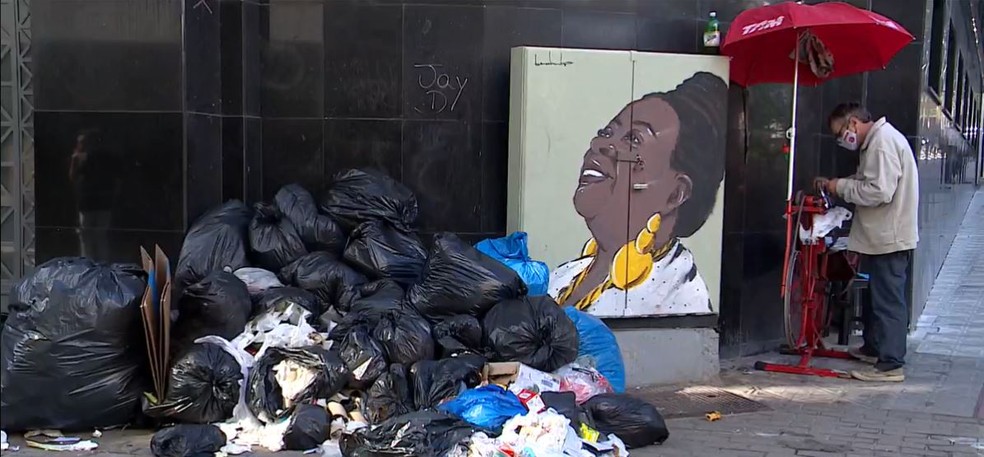 Lixo acumulado no Centro de Florianópolis durante greve da Comcap — Foto: Reprodução/NSC TV