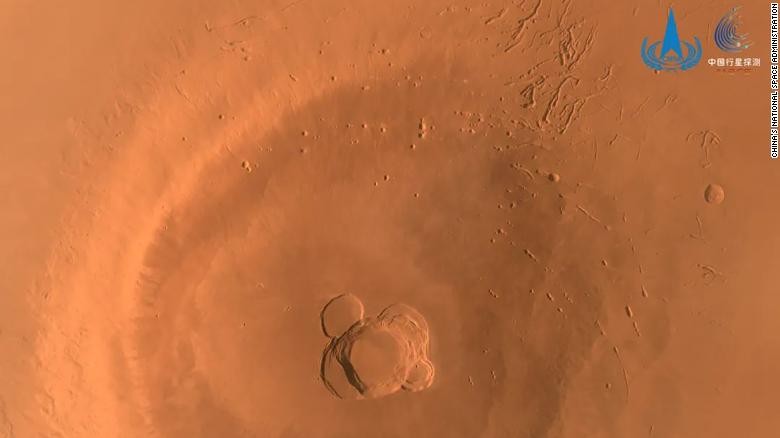 Uma imagem de uma montanha em Marte tirada pela sonda chinesa Tianwen-1 (Foto: Divulgação/ CNSA)