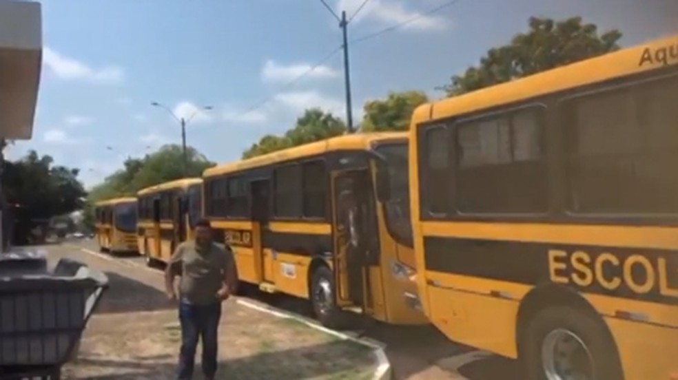 Prefeitura recebeu ônibus novos, que ainda vão ser liberados para circular em Miguel Alves.  — Foto: Divulgação