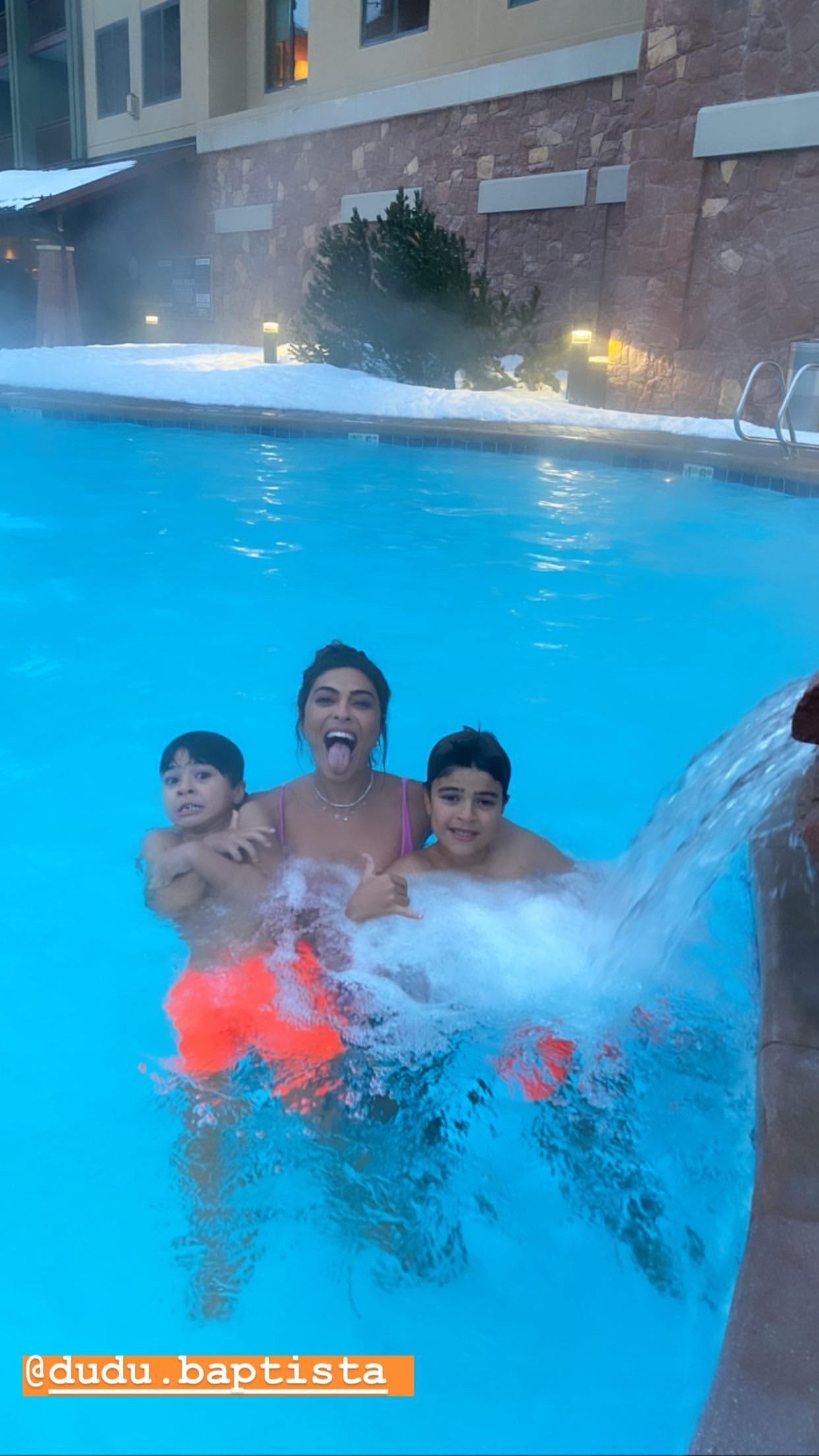 Juliana Paes nada com os filhos (Foto: Reprodução)