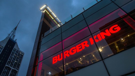 Dona do Burger King cita efeitos incertos sobre contratos de franquia em caso de compra pelo Mubadala
