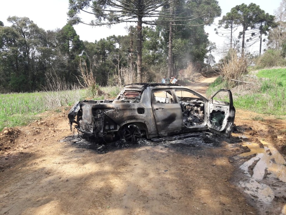 Veículos foram abandonados e incendiados no Oeste catarinense — Foto: Corpo de Bombeiros/Divulgação