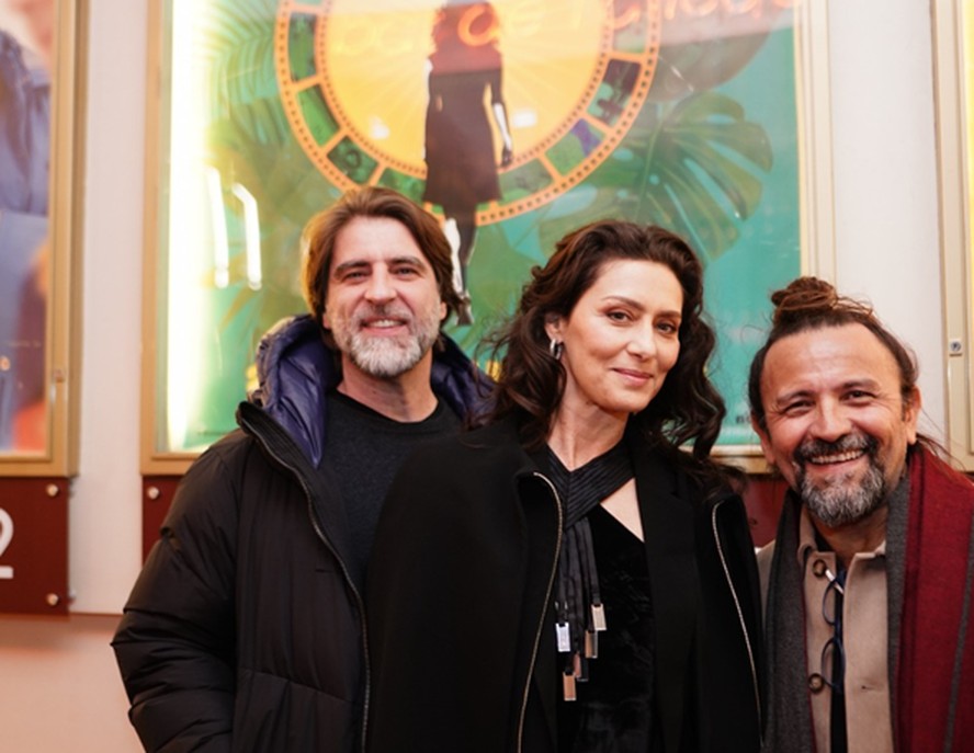 Maria Fernanda Cândido com o marido, o francês Petrit Spahija (à esquerda), e o diretor Halder Gomes