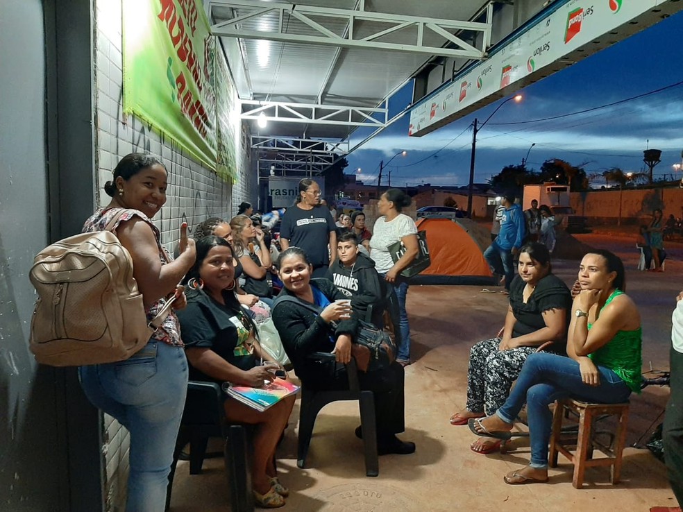 Candidatos dormem em fila em busca de emprego no DF — Foto: Afonso Ferreira/G1