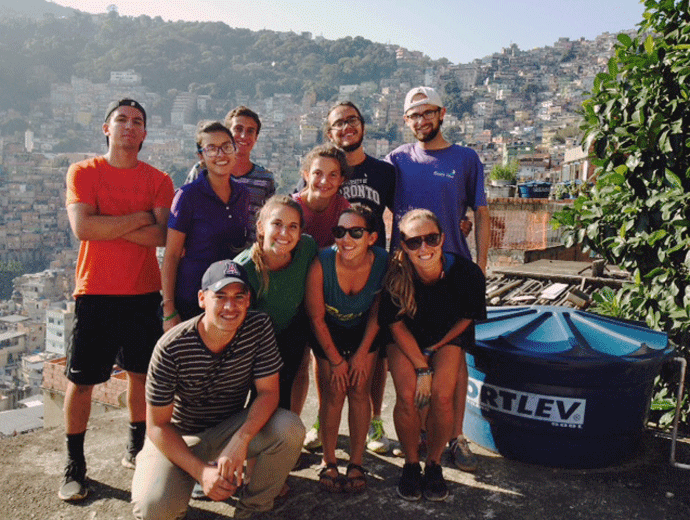 Voluntários ajudam em projetos de favelas do Rio