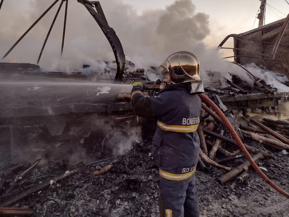 Bombeiros trabalham para apagar novos focos que surgem — Foto: Alceu Nascimento/RPC