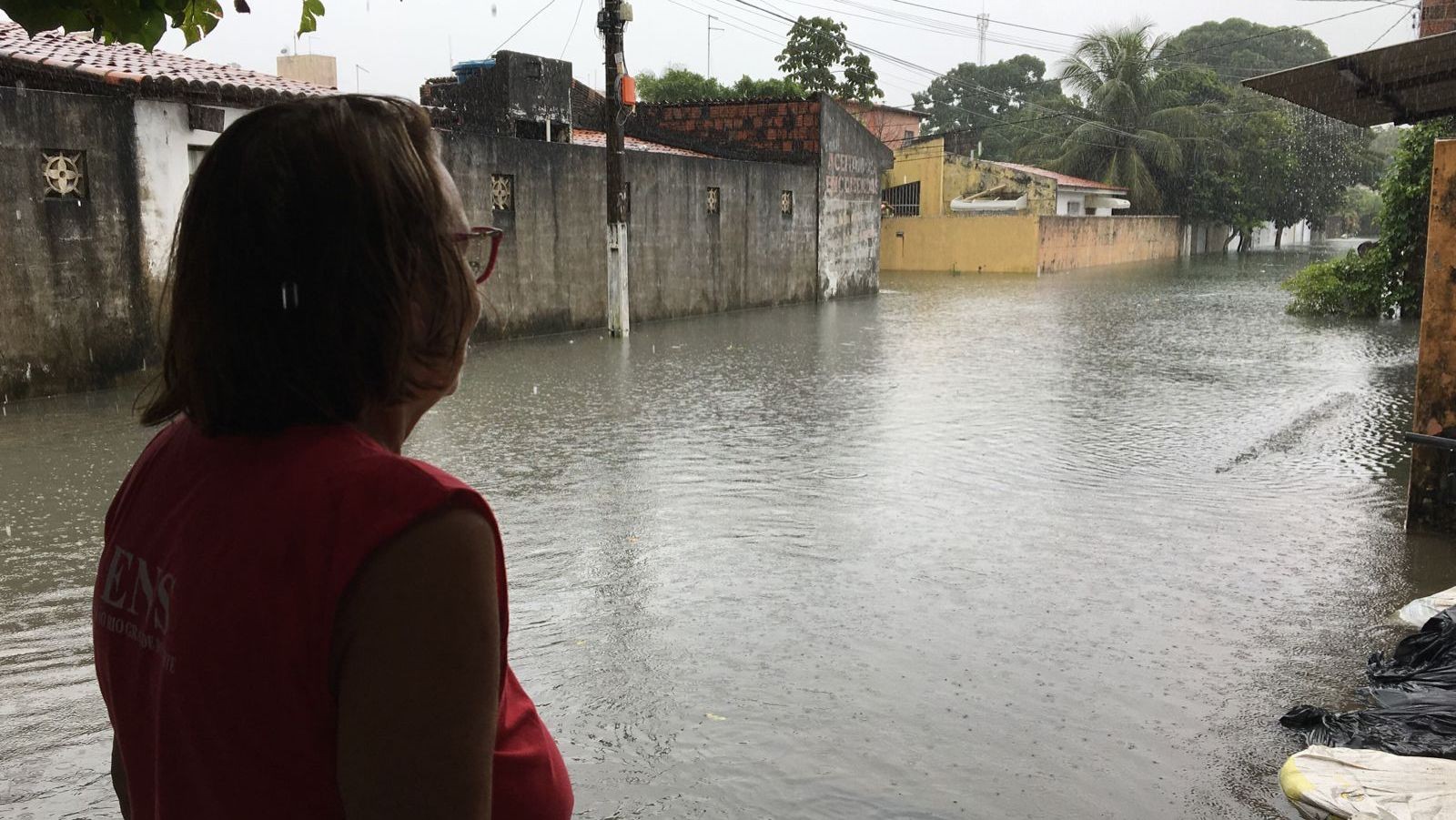 Ruas e casas estão alagadas há cinco dias após lagoa transbordar em bairro da Grande Natal