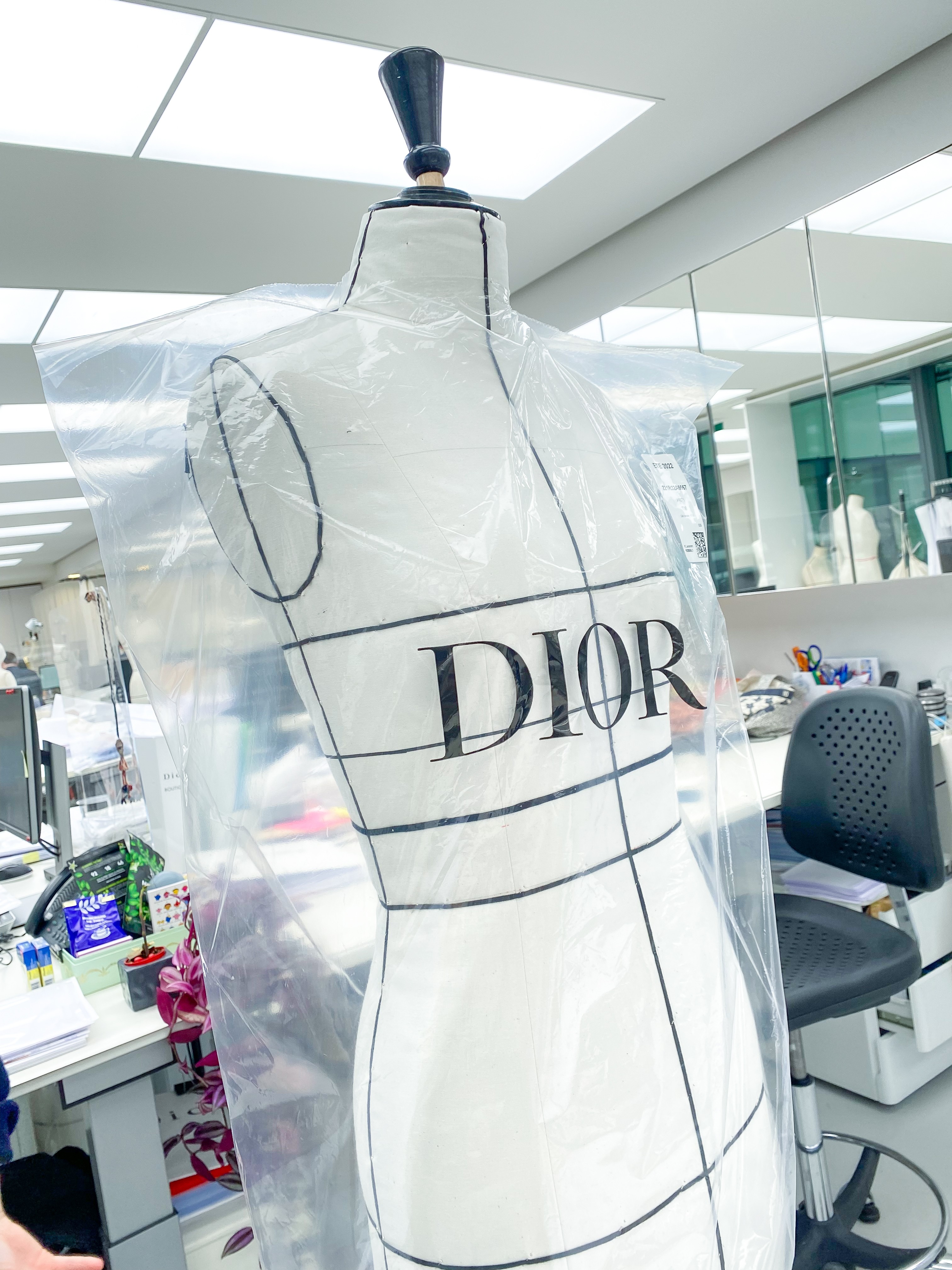 Isis Valverde visita o ateliê da Dior em Paris (Foto: Iude Richele/Divulgação)