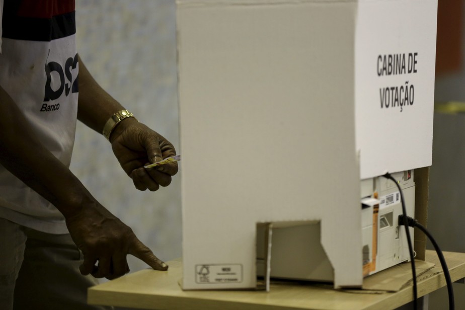 Eleitor coloca seu voto na urna eletrônica, no Rio
