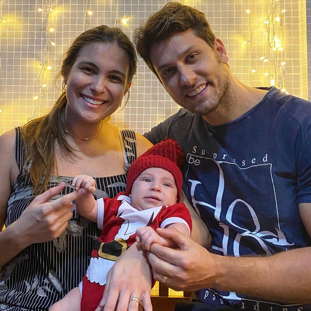 Em clima natalino, Eliéser e Kamilla vestem bebê de Papai Noel (Foto: Instagram)