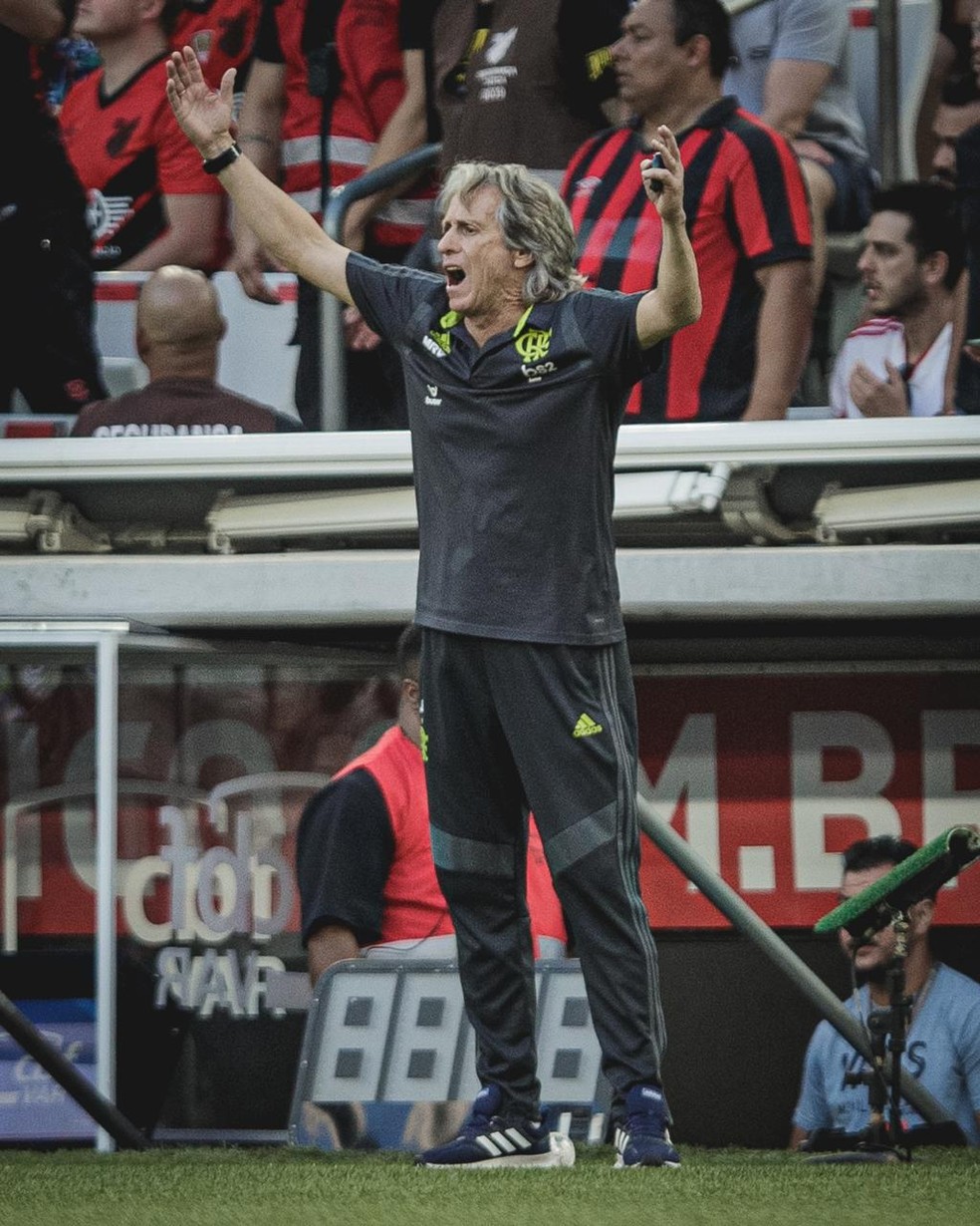 Jorge Jesus no jogo contra o Athletico-PR na Arena da Baixada — Foto: Matheus Sebenello / Foto FC