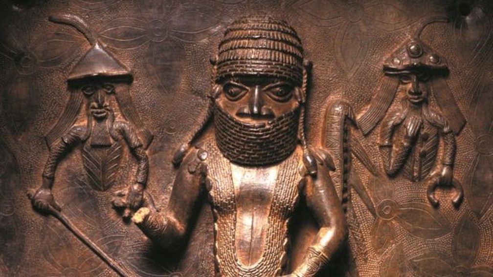 A placa do Benin do chefe Uwangue e comerciantes portugueses é um dos objetos que estão sendo devolvidos à Nigéria — Foto: Museu Horniman/Divulgação via BBC