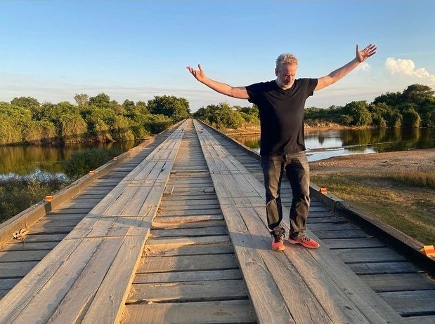 Dan Stulbach nos bastidores de Pantanal (Foto: Instagram/Reprodução)