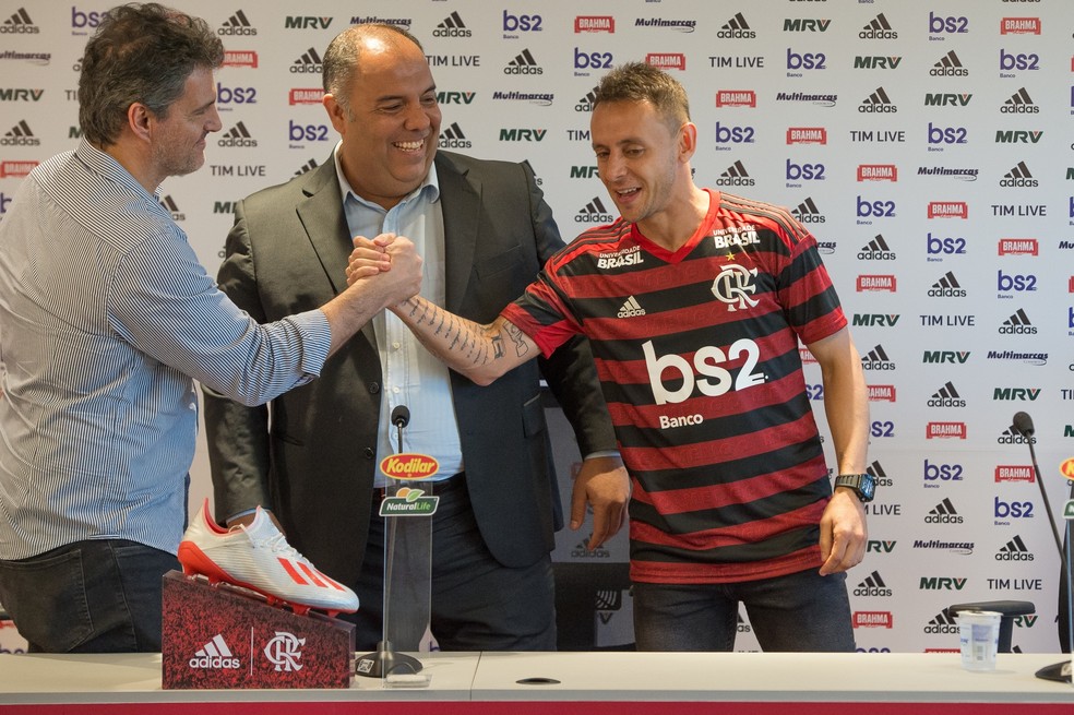 Spindel e Braz na apresentação de Rafinha: oferta por Filipe Luís está nos mesmos moldes do lateral-direito — Foto: Alexandre Vidal/Flamengo