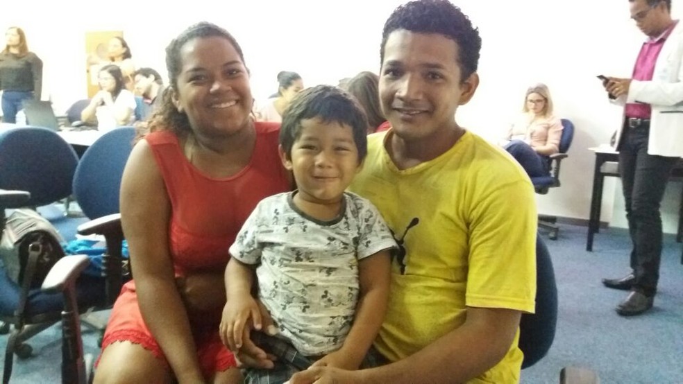 Beneficiário Irlan Gama com a esposa Josileia Silva e filho Enzo Gabriel (Foto: Jorge Abreu/G1)