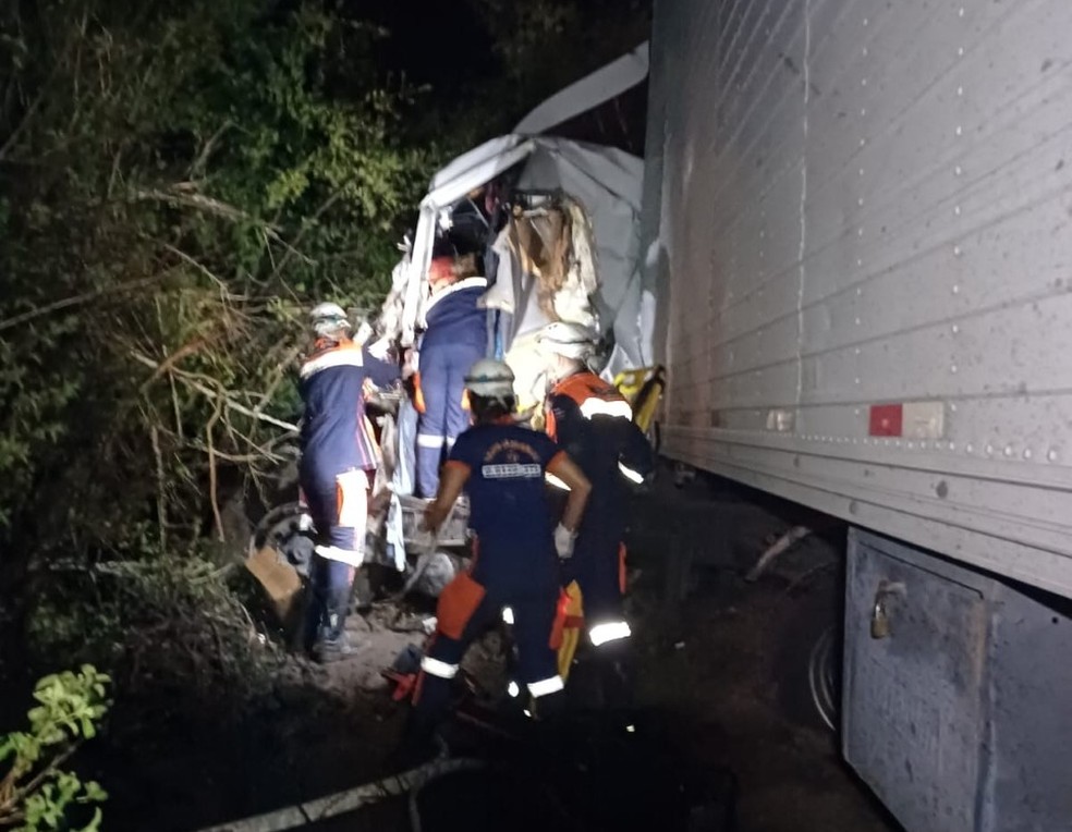 Motorista morre e outro fica ferido ap&oacute;s batida entre caminh&otilde;es em Riach&atilde;o do Jacu&iacute;pe &mdash; Foto: Brigada Anjos Jacuipenses