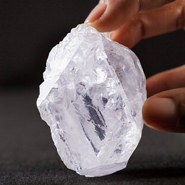 O Lesedi la Rona é o maior diamante bruto encontrado em mais de um século  (Foto: Sotheby's/BBC)