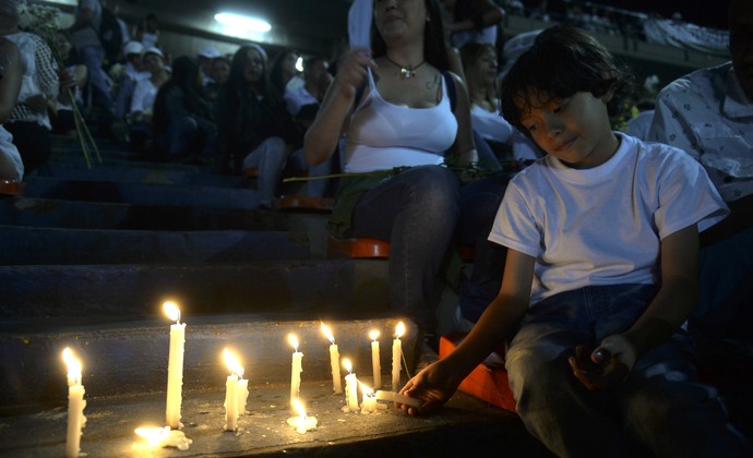Estádio Medellín homenagem Chapecoense (Foto: RAUL ARBOLEDA / STR / AFP)