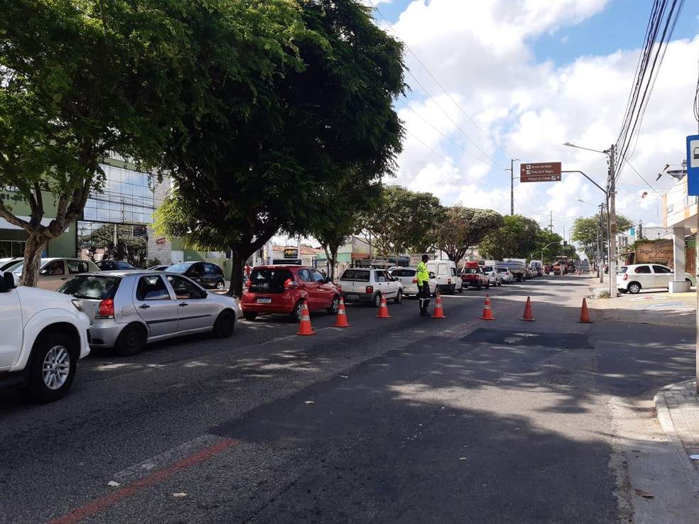 Agentes do STTU controlam trânsito na avenida Prudente de Morais, sentido Prolongamento, na manhã desta quinta (6) em Candelária — Foto: Fernanda Zauli/G1 RN
