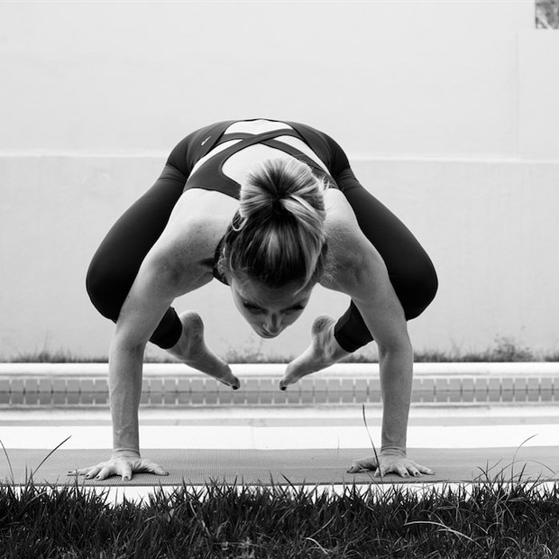 Aos 44 anos, Letícia Spiller mostra desenvoltura na yoga (Foto: Reprodução/Instagram)