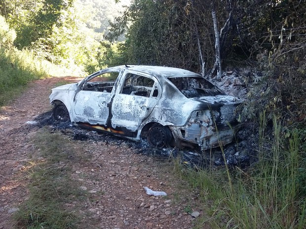 Carro usado como táxi foi encontrado completamente carbonizado (Foto: Divulgação/Polícia Civil)
