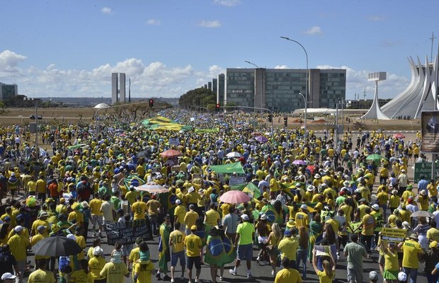 Manifestantes marcham em direção ao Congresso, em Brasília (Foto: Valter Campanato/Agência Brasil)