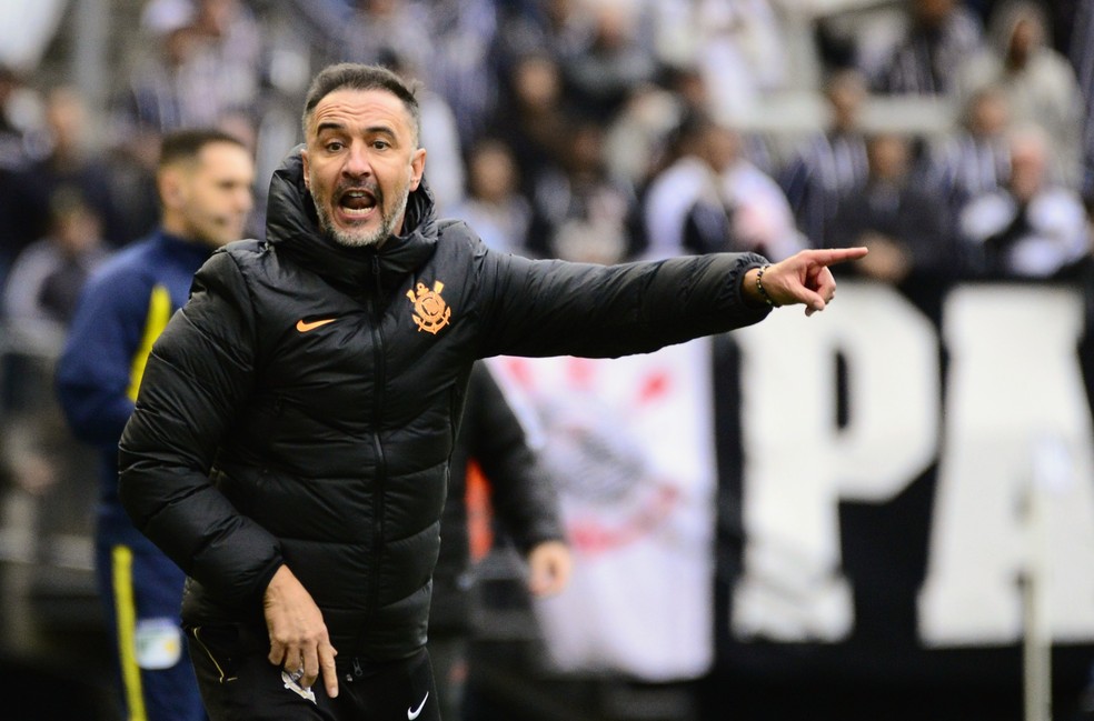 Perto de definir futuro no Corinthians, Vítor Pereira exalta Fiel: 