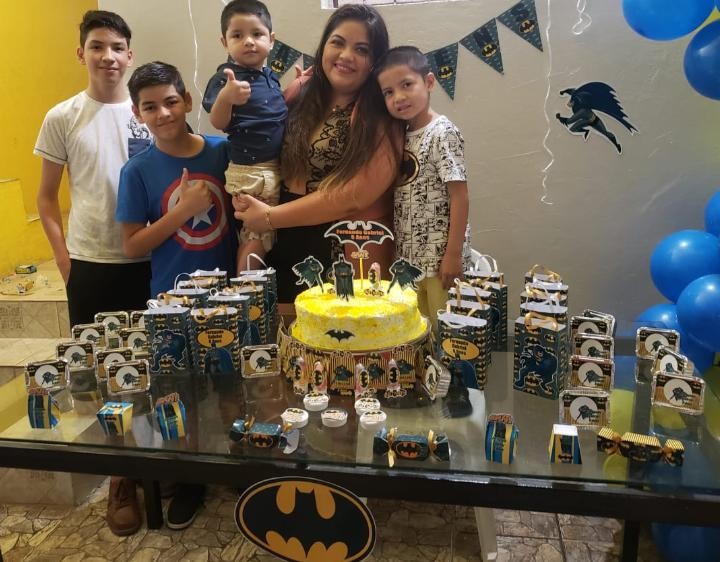 Thayane Costa, mãe de Filipe, 13 anos, Matheus, 11, Gabriel, 6 e Thiago, 4, de Manaus, AM (Foto: Arquivo pessoal)