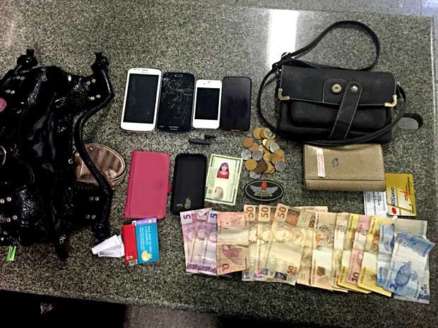 Dinheiro, bolsas, celulares e outros objetos encontrados com dupla suspeita de roubos a pedestres na Asa Sul, em Brasília (Foto: Polícia Militar/Divulgação)
