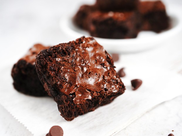 Homemade classic crinkle top fudge brownies, selective focus (Foto: Getty Images/500px)