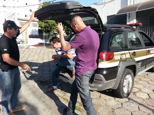 Pastor Arlem Silva Amaral chega à delegacia em Divinópolis (Foto: Ricardo Welbert/G1)