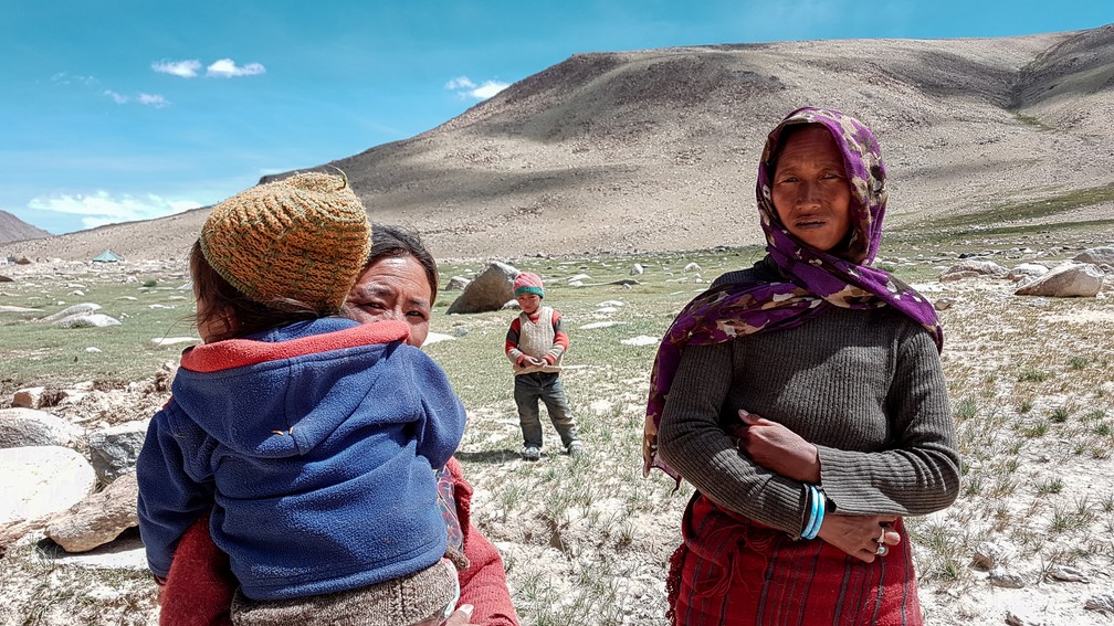 Moradores de Ladakh, próximos ao lago Tso Moriri (Foto: Rafael Miotto / G1)
