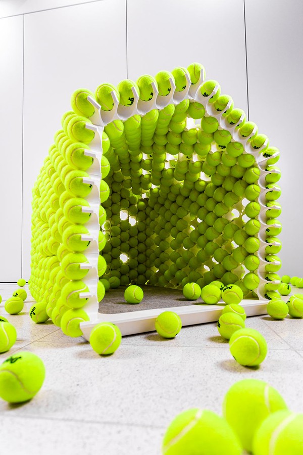 Casa para pets é impressa em 3D e revestida com mais de mil bolinhas de tênis (Foto: Reprodução)