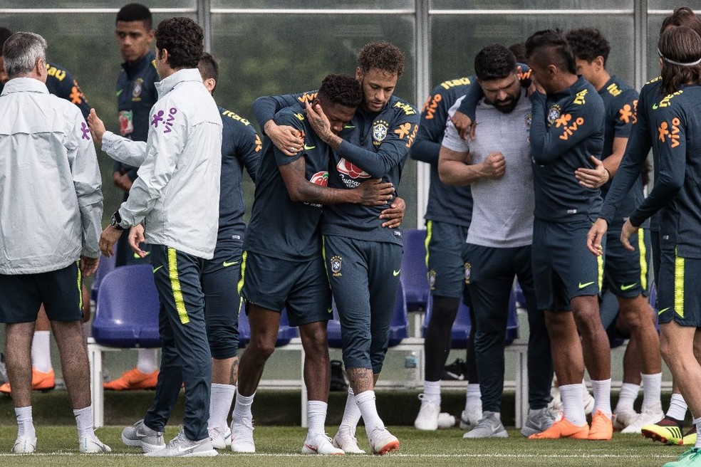 Neymar abraça Fred e parabeniza o companheiro pela transferência para o futebol inglês (Foto: Pedro Martins / MoWA Press)