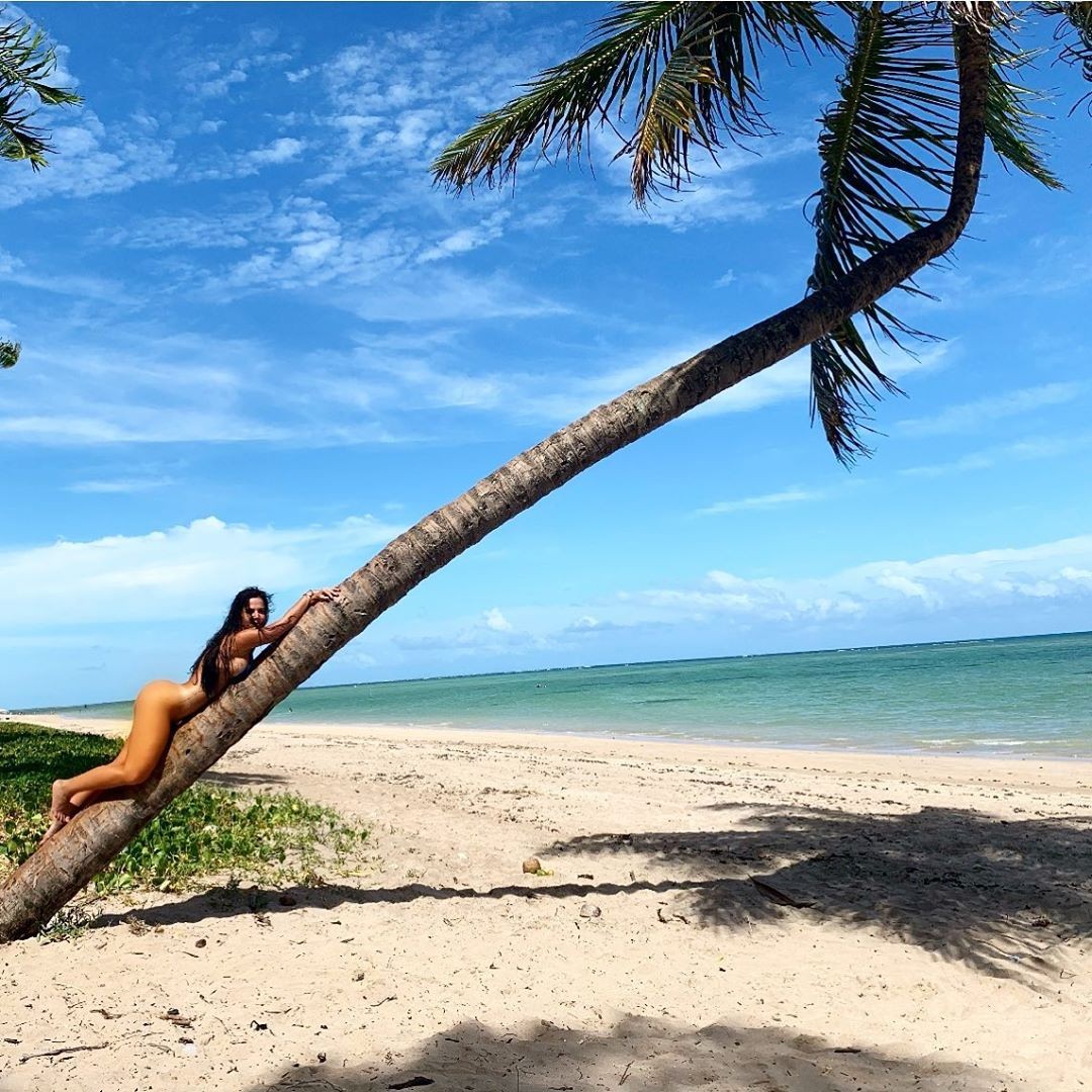 Robertha Portella aparece nua em tronco de árvore (Foto: Reprodução Instagram)
